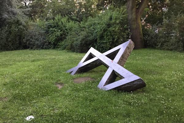 Davidstern aus Marmor versinkt im Gras