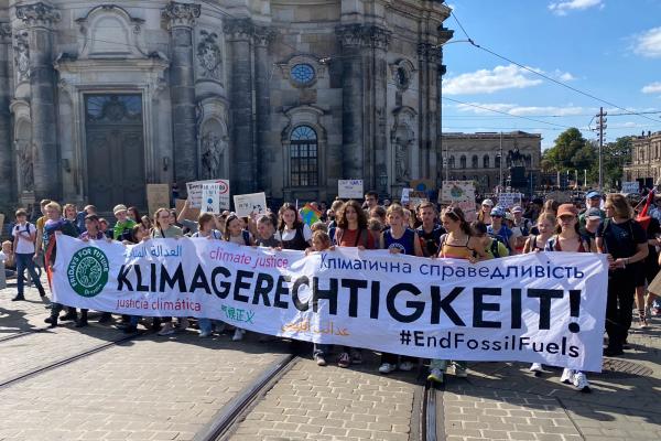 Fronttransparent der FFF-Demo „Klimagerechtigkeit“ in Dresden vor der Hofkirche