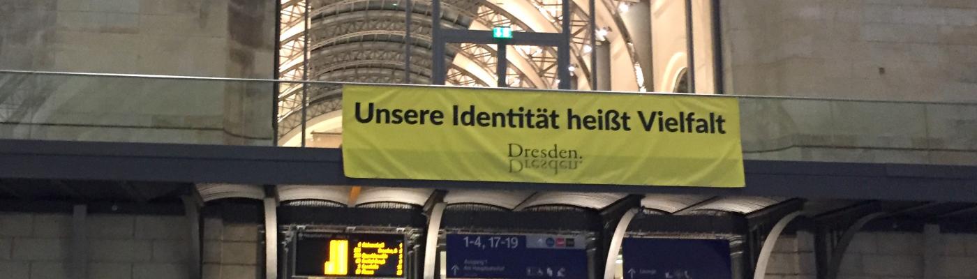 Banner im Hauptbahnhof Dresden