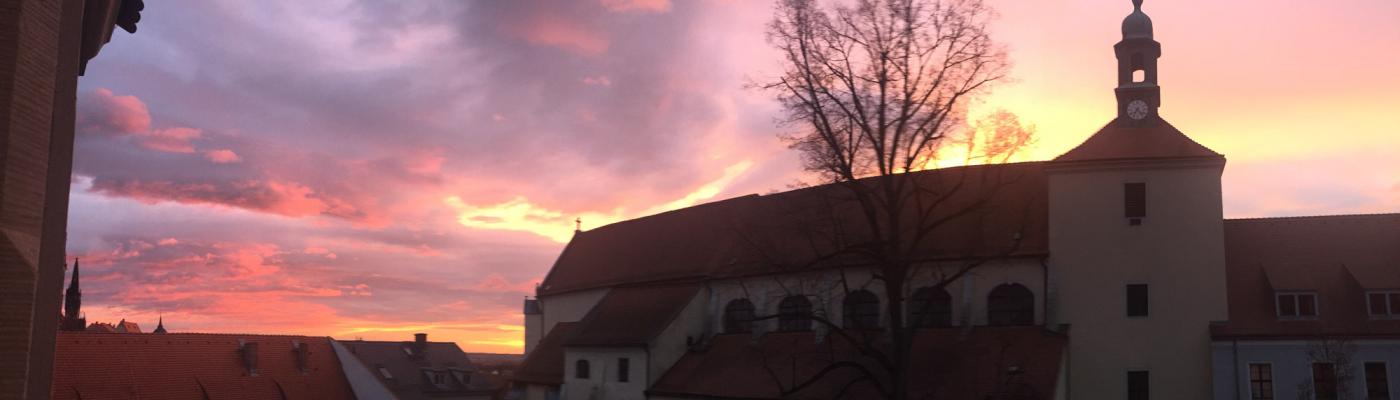 Kirche vor rotem Himmel