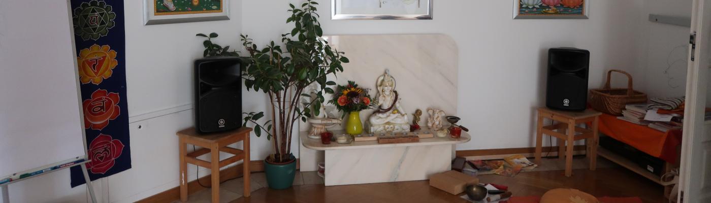 Altar im Übungsraum von Yoga-Vidya Leipzig