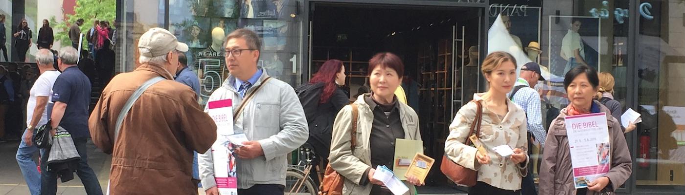 Straßenmission von Jehovas Zeugen in Leipzig [bearbeitet]