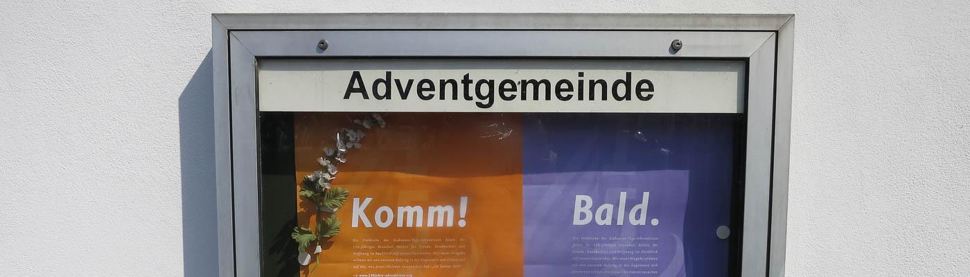 Schaukasten mit Plakaten „komm“ „bald“