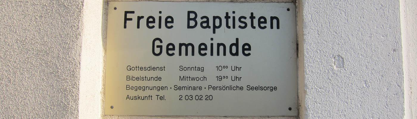 Messingschild mit Inschrift Freie Baptisten Gemeinde