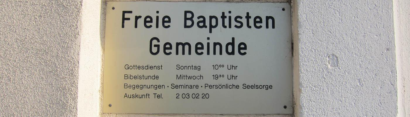 Messingschild mit Inschrift Freie Baptisten Gemeinde