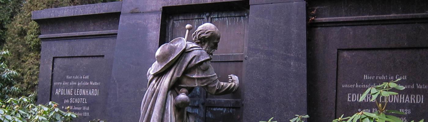 Friedhofsfigur: Ein Pilger klopft an die letzte Tür