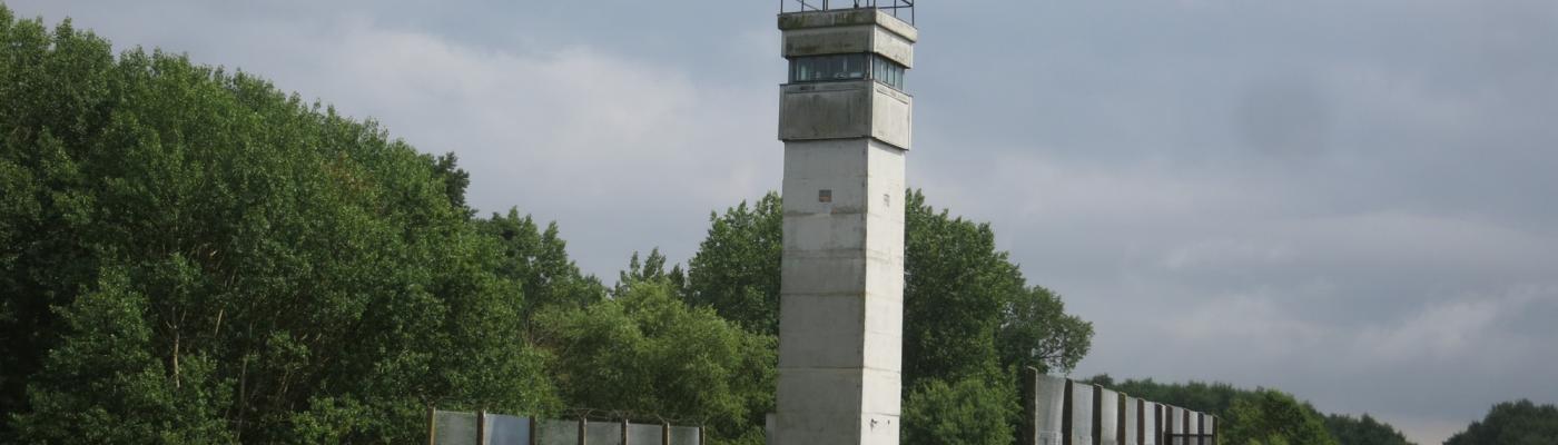 Grenzzaun mit Wachtturm