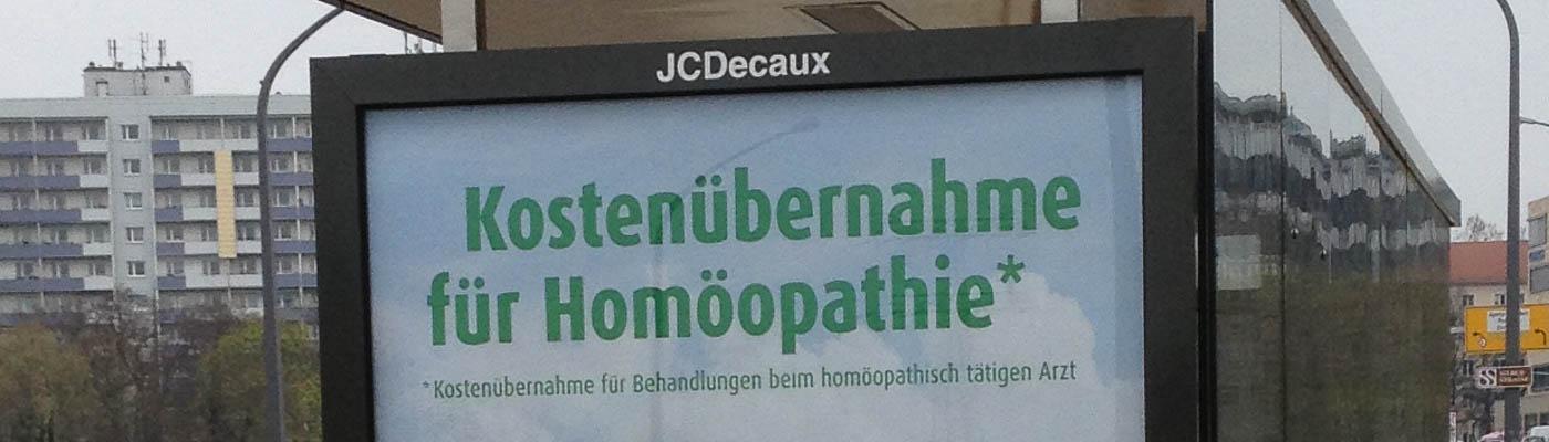 Krankenkassen-Werbeplakat zur Kostenübernahme bei Homöopathie