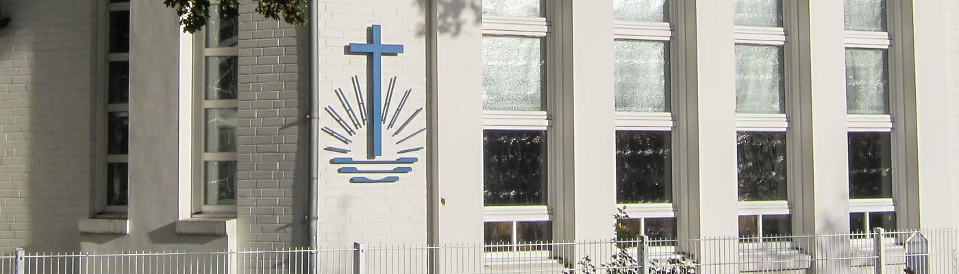 Fassade mit Emblem (Kreuz vor aufgehender Sonne)
