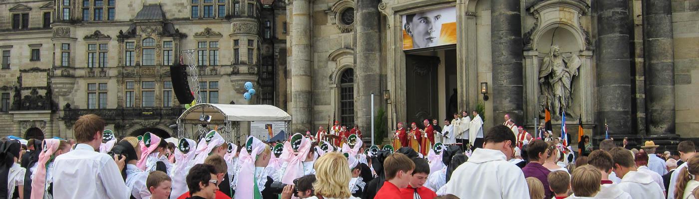 Menschenmenge vor der kath. Hofkirche