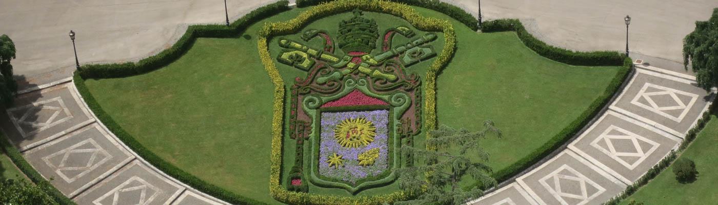 Papstwappen im Garten als Blumenpflanzung