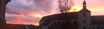 Kirche vor rotem Himmel