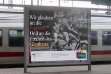 Plakatwand: Wir glauben an die Freiheit. Und an die Freiheit des Glaubens.