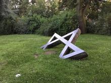 Davidstern aus Marmor versinkt im Gras