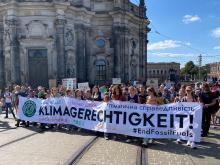 Fronttransparent der FFF-Demo „Klimagerechtigkeit“ in Dresden vor der Hofkirche